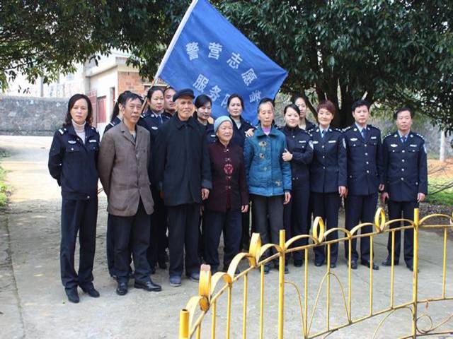 城步公安局女民警“三&#8226;八”节不虚度 敬老院把老助(图8)