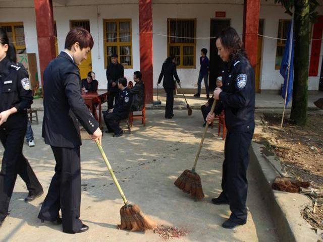 城步公安局女民警“三&#8226;八”节不虚度 敬老院把老助(图7)