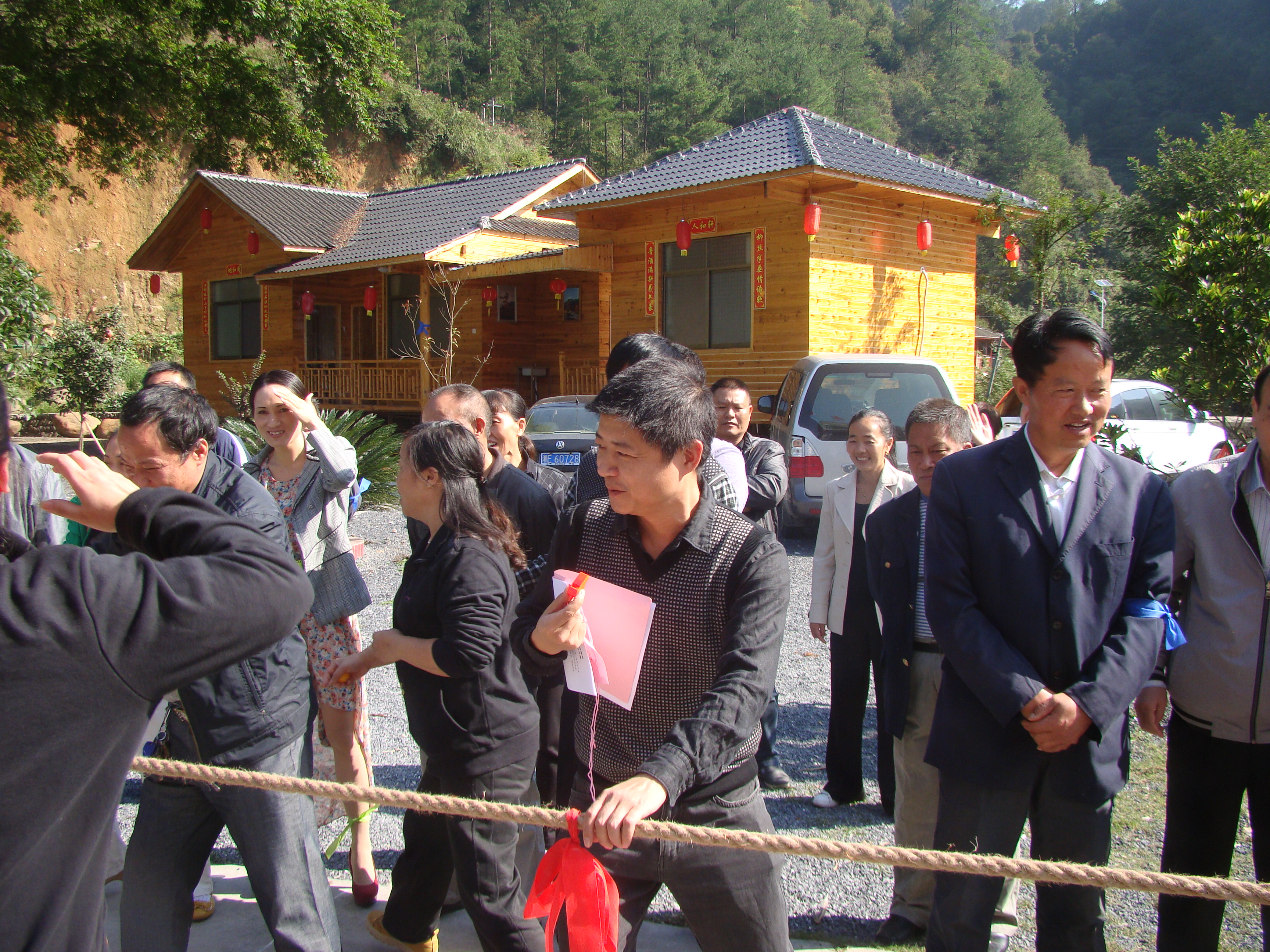 局领导任拔河比赛裁判