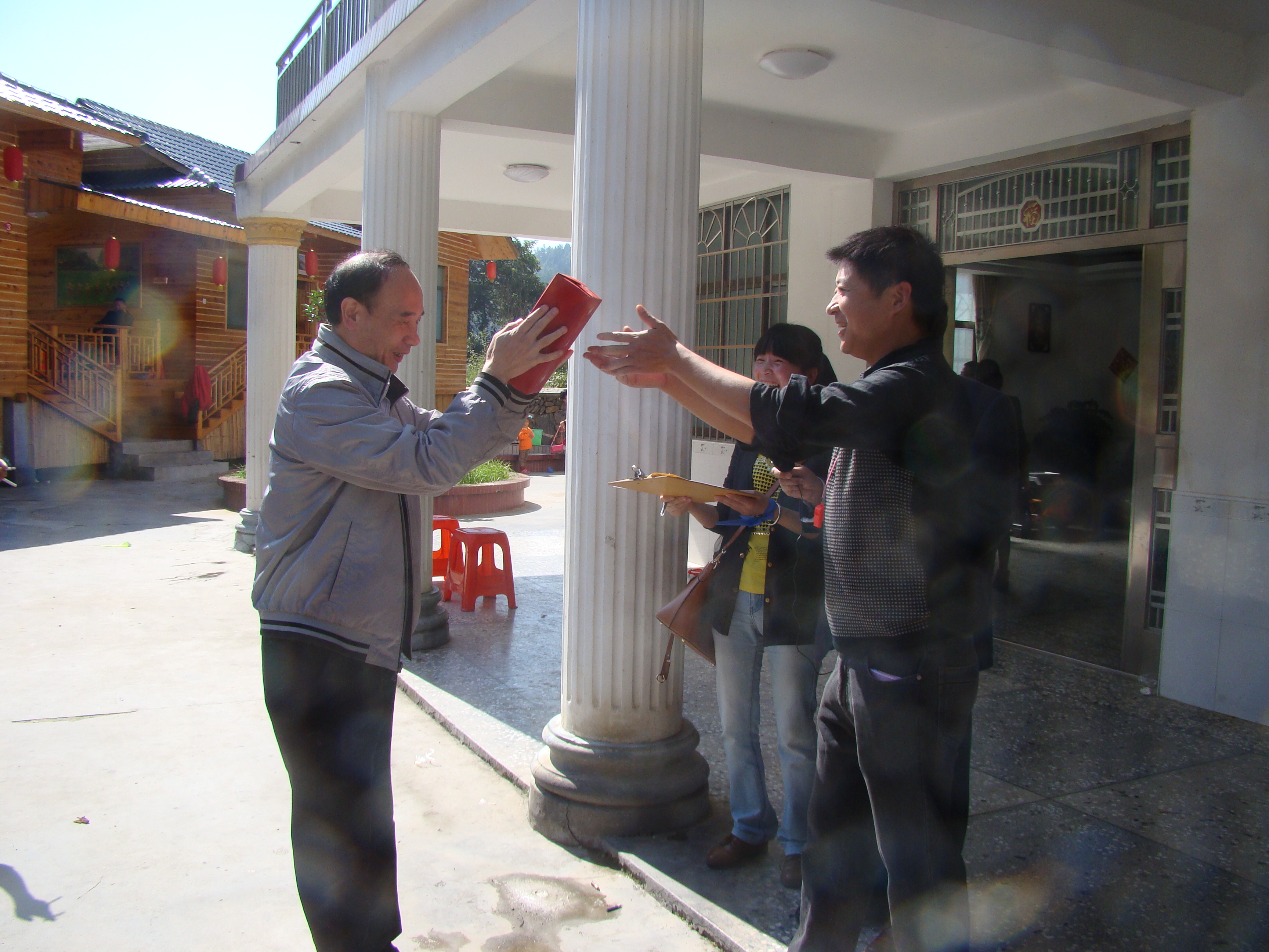 局领导为各队颁发奖品