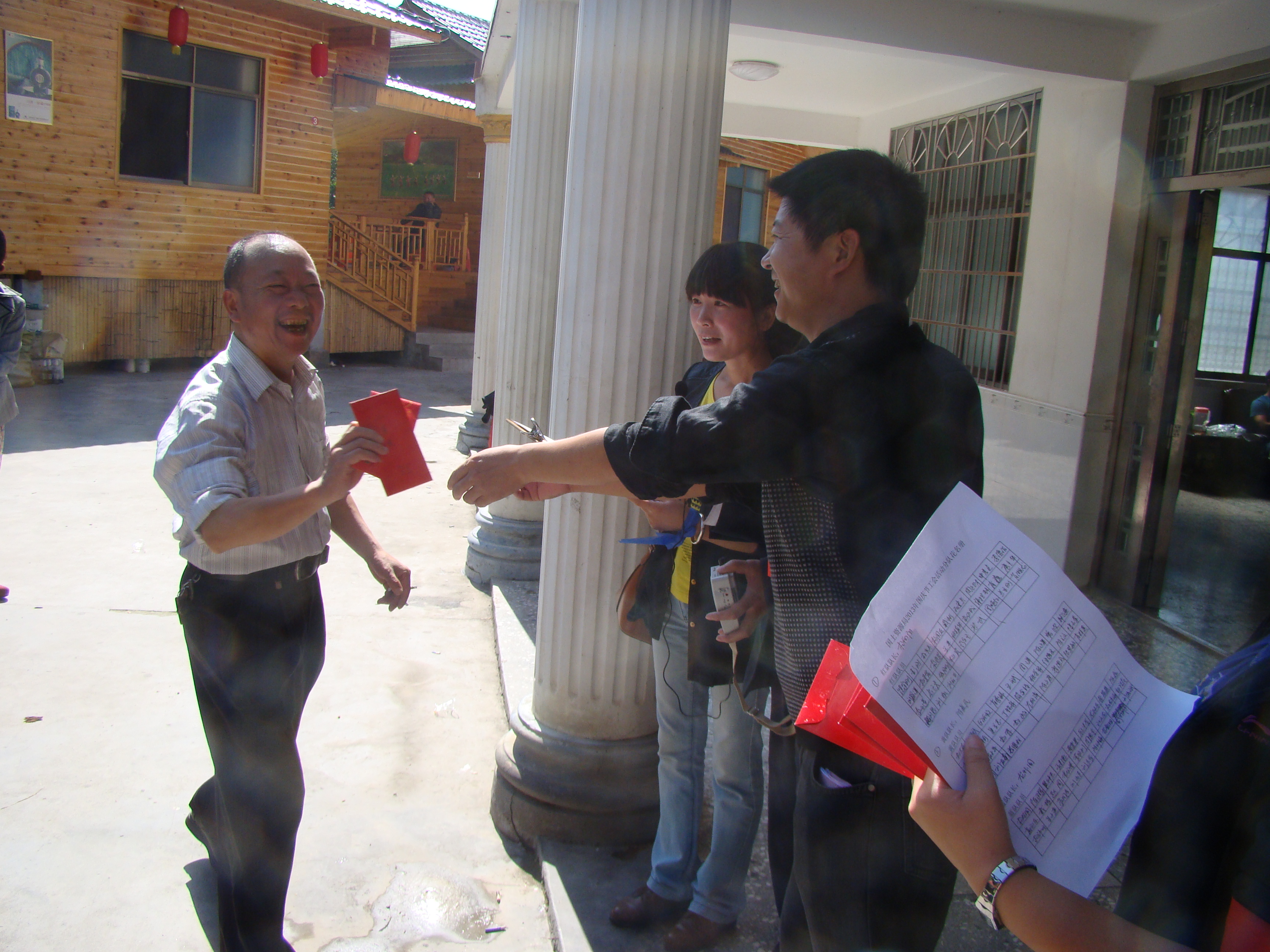 局领导为各队颁发奖品