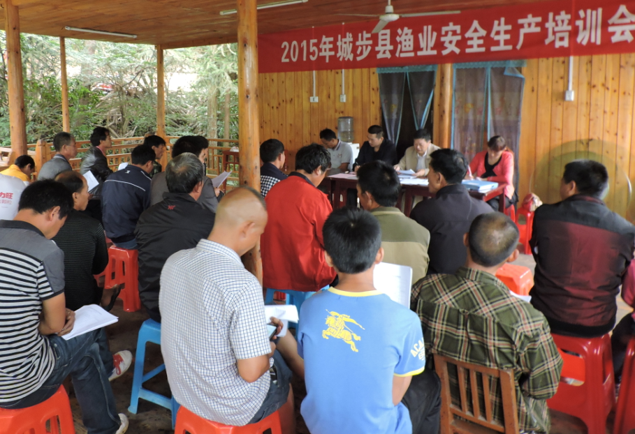 县畜牧局渔政执法人员给白云湖船主授安全生产知识课程